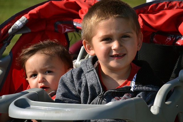 Afbeelding van dubbele kinderwagen met kinderen