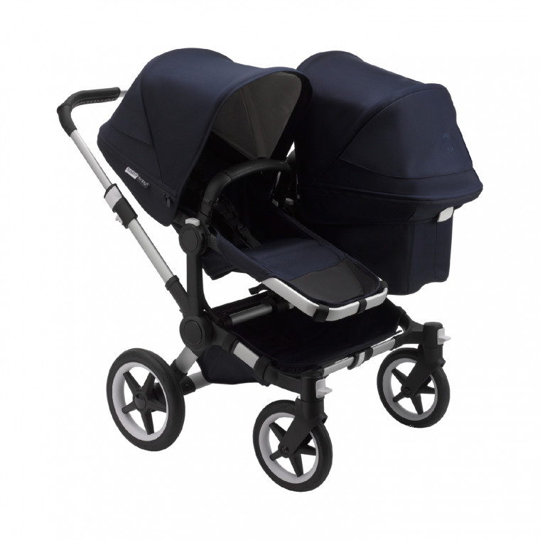 Afbeelding van blauwe luxe dubbele Bugaboo kinderwagen geschikt voor een baby en peuter