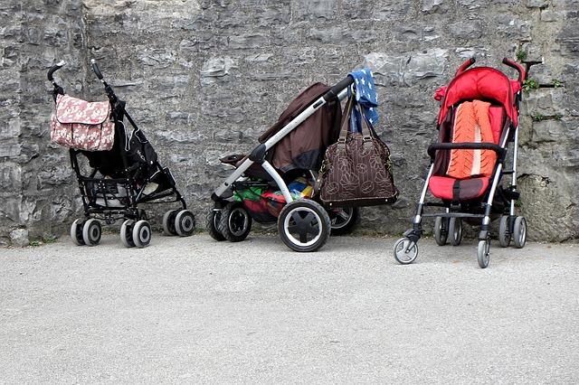 Afbeelding van drie kinderwagens op een rij