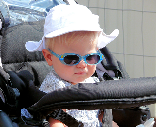 afbeelding van een baby in een hoedje, een handige accessoire bij het opmaken van je kinderwagen